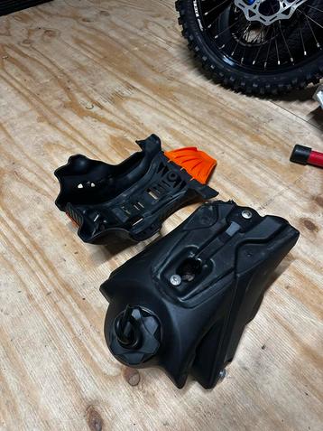 KTM SXF 250 2022 Benzinetank + Skidplate beschikbaar voor biedingen