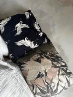 Twee kussens ooievaars, Ophalen, Zo goed als nieuw, Vierkant