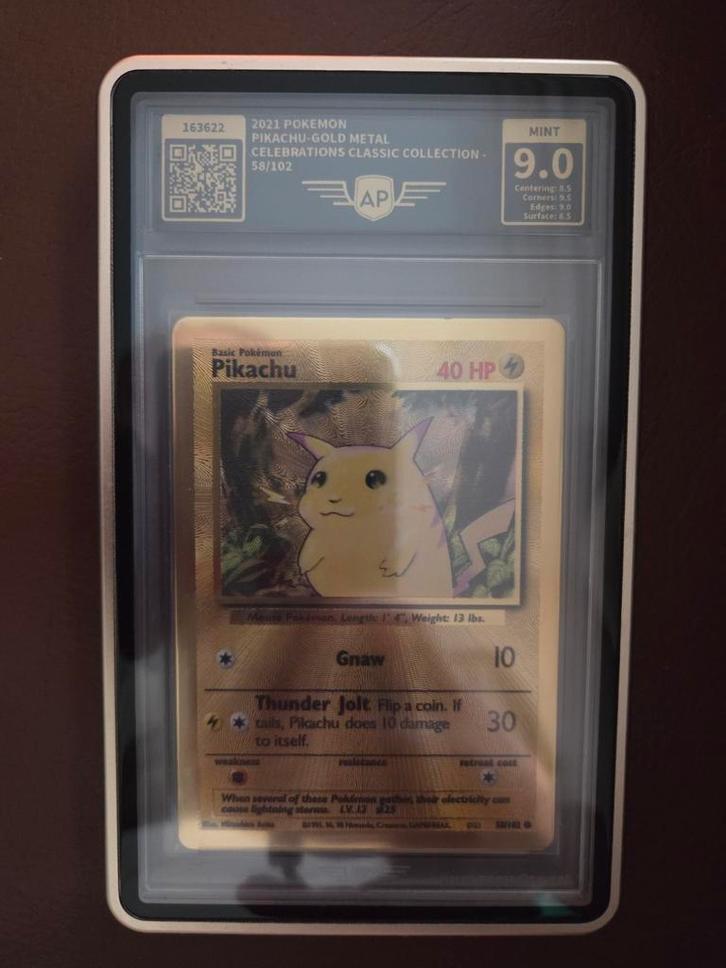 Pikachu Gold Metal - Pokemon Celebrations - AP 9.0 MINT, Hobby en Vrije tijd, Verzamelkaartspellen | Pokémon, Nieuw, Losse kaart