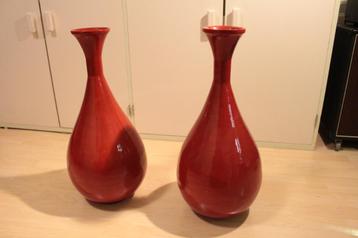 Decoratieve set van 2 rode houten vazen beschikbaar voor biedingen
