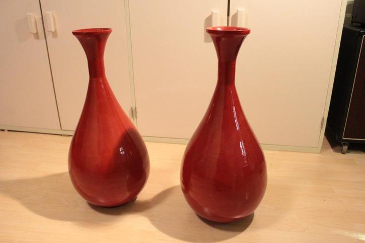 Decoratieve set van 2 rode houten vazen, Huis en Inrichting, Woonaccessoires | Vazen, Zo goed als nieuw, Rood, 50 tot 75 cm, Overige materialen
