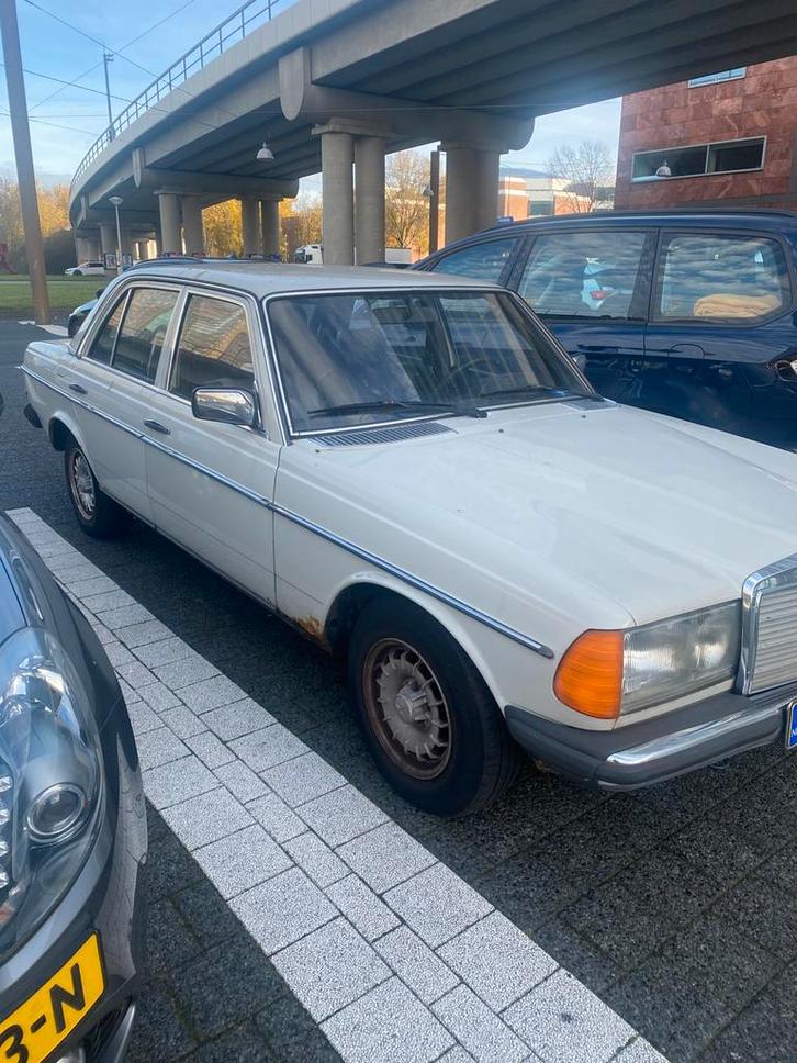 Mercedes W123 250 automatic 6 cilinders, Auto's, Oldtimers, Particulier, Mercedes-Benz, Benzine, Sedan, Automaat, Zwart, Leder en Stof
