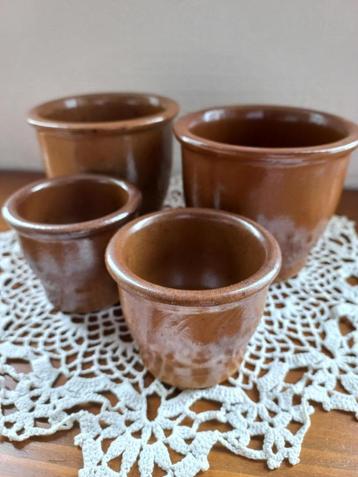4 Stenen drinkbekers van bruin steengoed  beschikbaar voor biedingen
