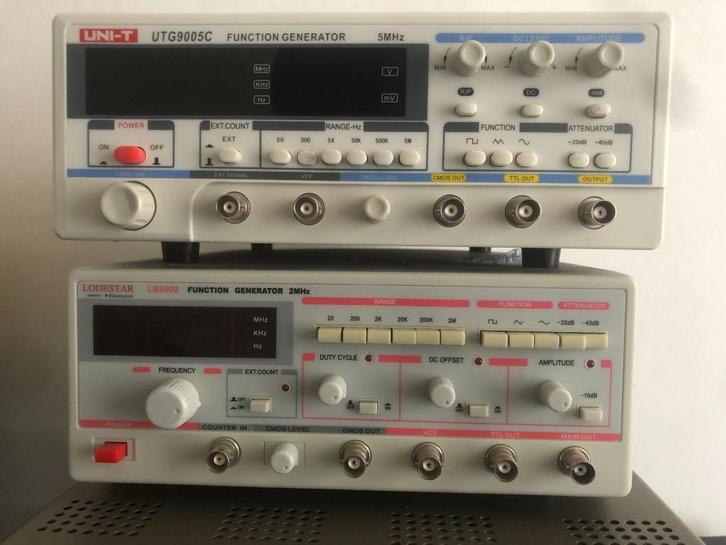 Twee function generators, Doe-het-zelf en Verbouw, Meetapparatuur, Gebruikt, Ophalen