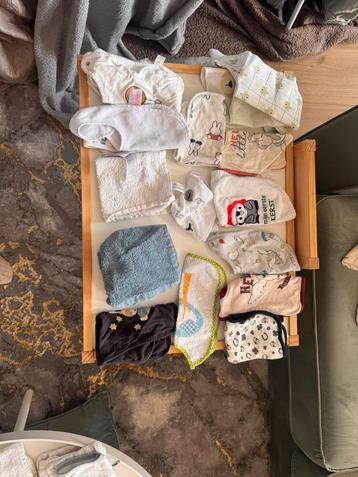 Slabbetjes en spuugdoekjes pakket beschikbaar voor biedingen