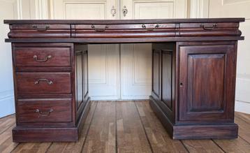 Klassiek Engels bureau  beschikbaar voor biedingen