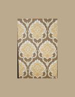 4673 barok behang 70s met okergeel klassiek patroon swiet, Huis en Inrichting, Stoffering | Behang, Verzenden, Minder dan 10 m²