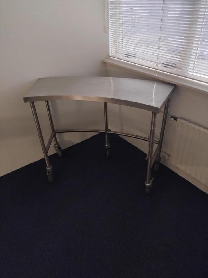 RVS tafel banaanvorm, Huis en Inrichting, Tafels | Bijzettafels, Zo goed als nieuw, Overige vormen, 60 cm of meer, 75 cm of meer