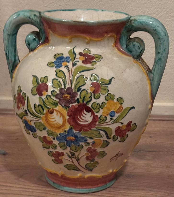 Handgeschilderde majolica vaas met bloemendecor, gesigneerd, Antiek en Kunst, Antiek | Vazen, Ophalen