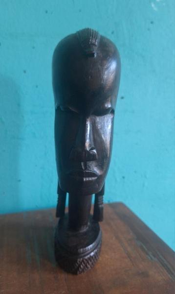 Afrikaans Houten Beeld  beschikbaar voor biedingen