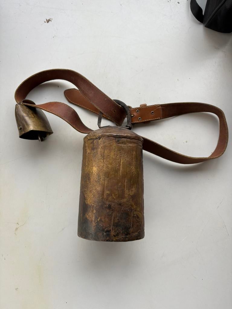 (O) Antieke koeienbel met leren halsband ca.1900 Handgesmeed, Ophalen of Verzenden