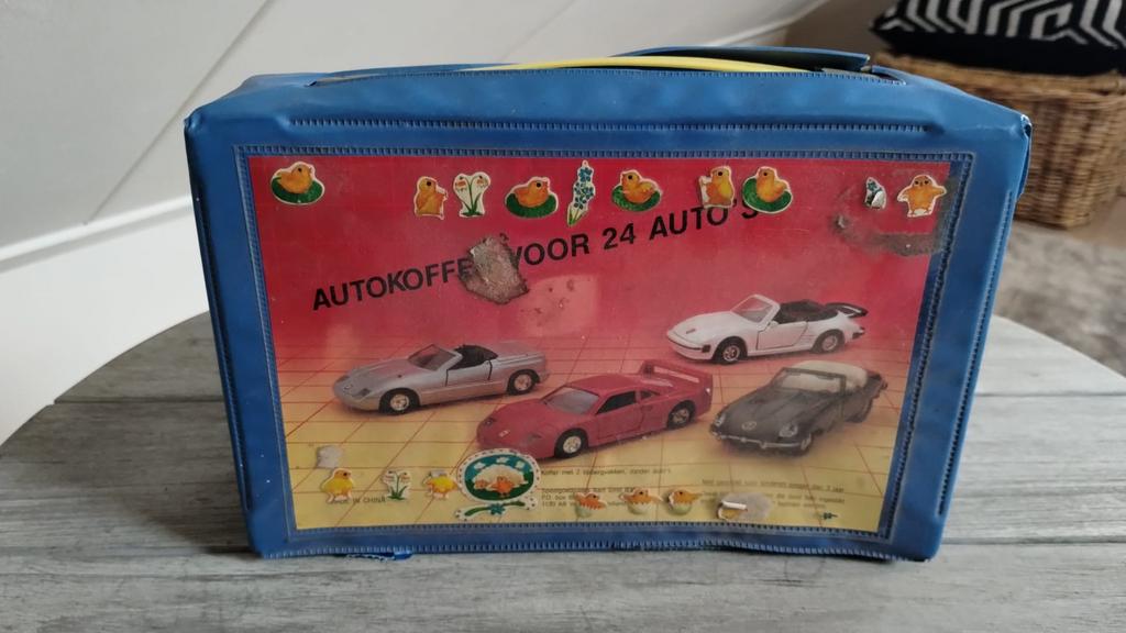 Autobox met verzameling van 24 autootjes, Ophalen of Verzenden, Gebruikt, Auto