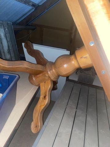Grote ovalen eettafel beschikbaar voor biedingen