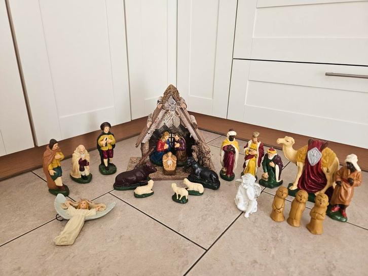 Complete kerststal met meer dan 20 beeldjes, Diversen, Kerst, Zo goed als nieuw, Ophalen