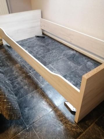 Een persoonsbed (gratis) 