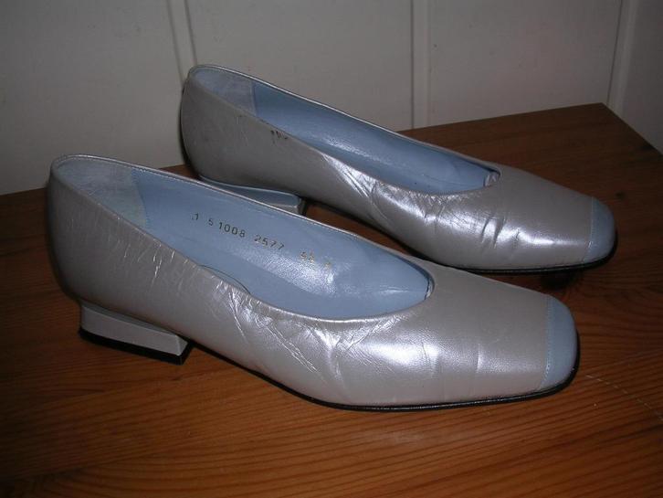 Metallic grijs blauwe leren pumps van MyriamMode, maat 37,5, Kleding | Dames, Schoenen, Zo goed als nieuw, Pumps, Blauw, Verzenden
