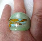 Groene ring van glas met oker en blauwe swirls, Sieraden, Tassen en Uiterlijk, Ringen, Overige materialen, Verzenden, Zo goed als nieuw