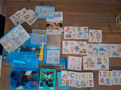 Aquabeads doos met heel veel patronen zie omschrijving, Kinderen en Baby's, Speelgoed | Educatief en Creatief, Zo goed als nieuw