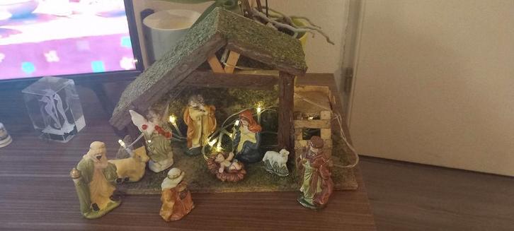 Kerststal met figuren en verlichting, Antiek en Kunst, Antiek | Religie, Ophalen of Verzenden