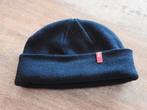 Zwarte gebreide muts met rood label. M. Nieuwstaat., Ophalen of Verzenden, Zo goed als nieuw, Kleding, Overige merken