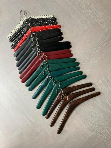 19 vintage kledinghangers beschikbaar voor biedingen