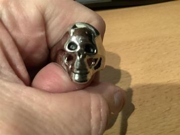 Verchroomde Skull Ring - 19mm - Met Zwarte Ogen beschikbaar voor biedingen