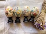 🌿 Pop, Pasen” 4 VINTAGE BESCHILDERDE EIEREN OP SOKKEL”🌿, Verzenden