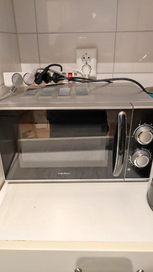 MEDION magnetron, ca. 700 watt vermogen, ca. 17 liter inhoud, Witgoed en Apparatuur, Magnetrons, Zo goed als nieuw, Vrijstaand
