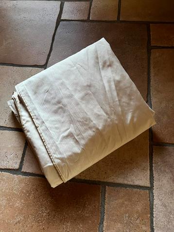 Een grote hoes voor het veilig opbergen van tuinkussens beschikbaar voor biedingen