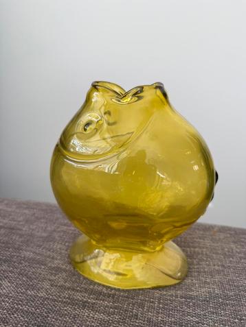 Vaas geel vorm van een vis beschikbaar voor biedingen