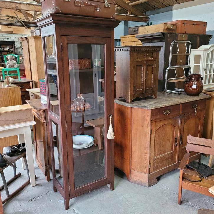 Brocante vintage oude smalle ondiepe vitrinekast winkelkast, Antiek en Kunst, Curiosa en Brocante, Ophalen