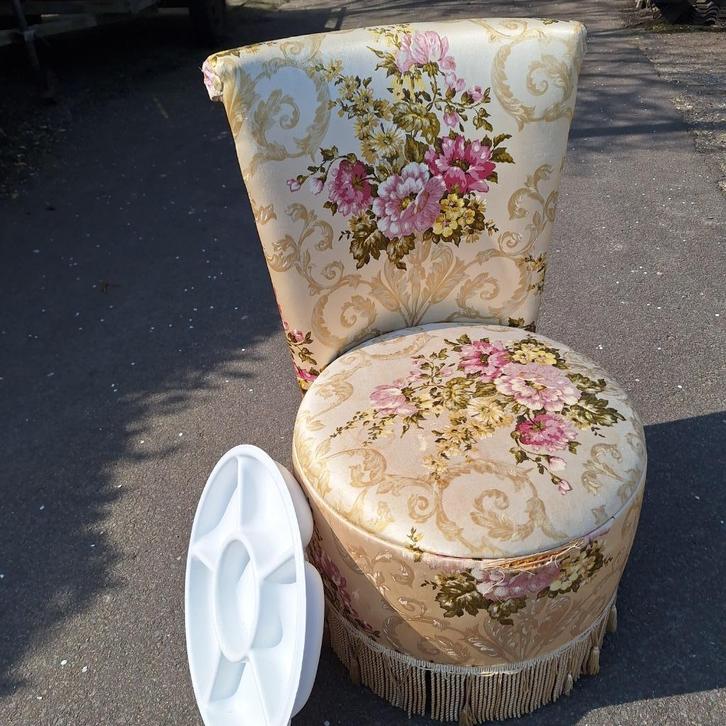 Vintage boudoir stoeltje met in de zitting opslagruimte, Antiek en Kunst, Curiosa en Brocante, Ophalen
