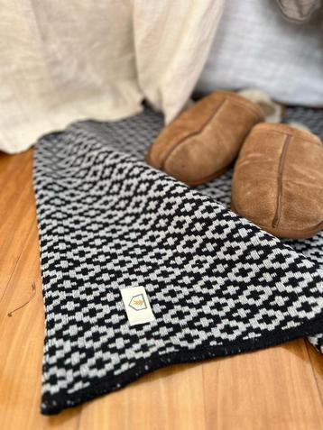 Mooie loper 150 x 60 cm geweven kwaliteit zwart grijs motief beschikbaar voor biedingen