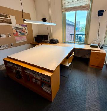Groot Maatwerk Bureau met Kastjes ca 3.70m x 2.57m beschikbaar voor biedingen