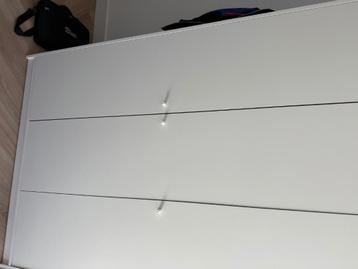 Witte kledingkast