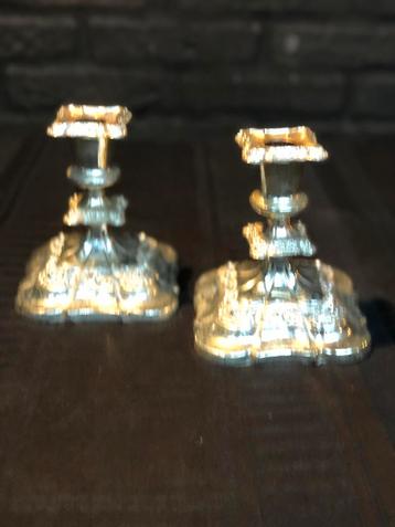 2 Mooie vierkanten rijk gedecoreerde verzilverde kandelaren beschikbaar voor biedingen