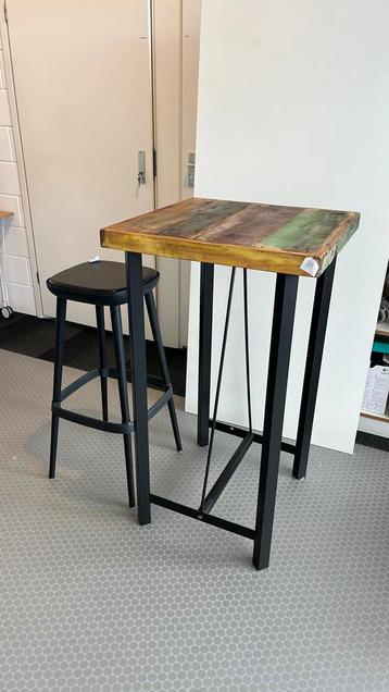 Bartafel hoge tafel beschikbaar voor biedingen