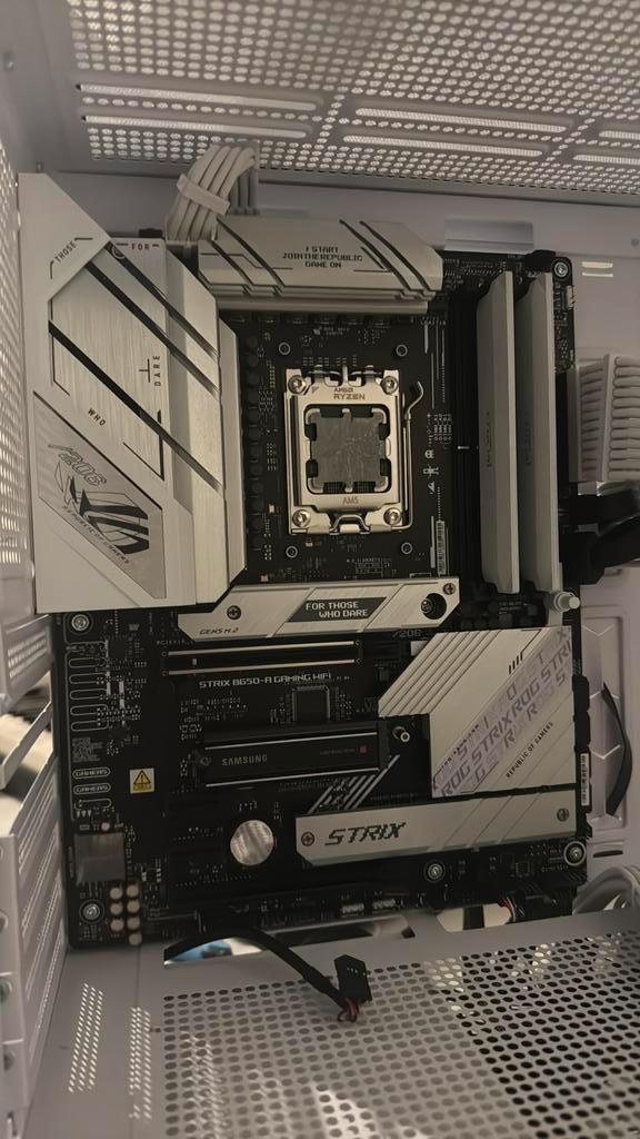 ASUS ROG STRIX B650-A Gaming Wifi (ZGAN met doos en bon), Computers en Software, Moederborden, Nieuw, AMD, DDR5, Ophalen of Verzenden