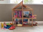Handgemaakt houten Barbie huis met complete inboedel, Poppenhuis, Zo goed als nieuw, Ophalen