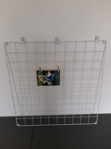 Wit metalen ophangrek voor foto's/tekeningen etc. beschikbaar voor biedingen