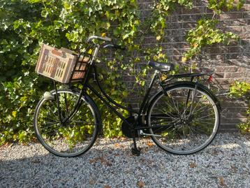 Zwarte omafiets met krat beschikbaar voor biedingen