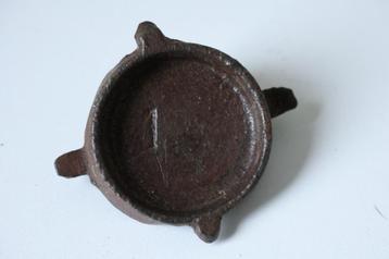 Antieke metalen afsluitdop met cijfer 1  beschikbaar voor biedingen