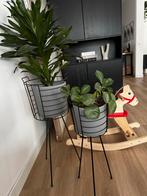 Twee plantenpotten met standaard, Tuin en Terras, Bloempotten, Ophalen, Rond, Binnen, Zo goed als nieuw