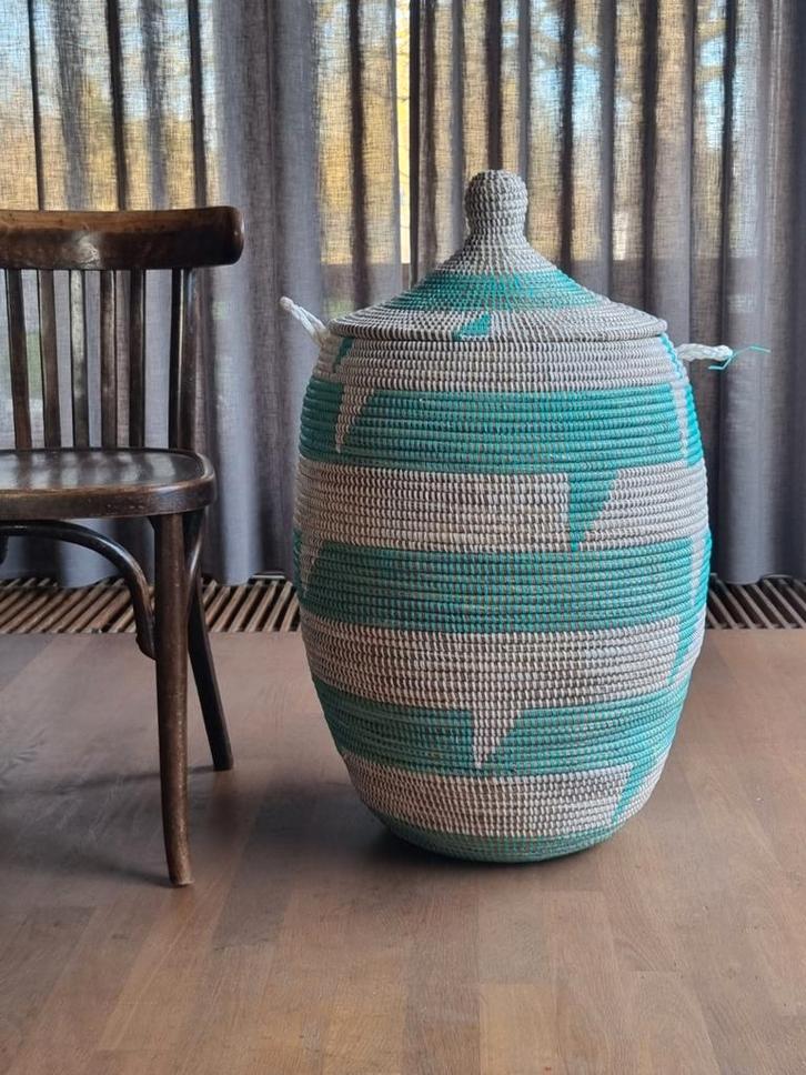 Afrikaanse grote mand turquoise wit zeegras handgemaakt, Huis en Inrichting, Woonaccessoires | Schalen en Manden, Nieuw, Ophalen of Verzenden