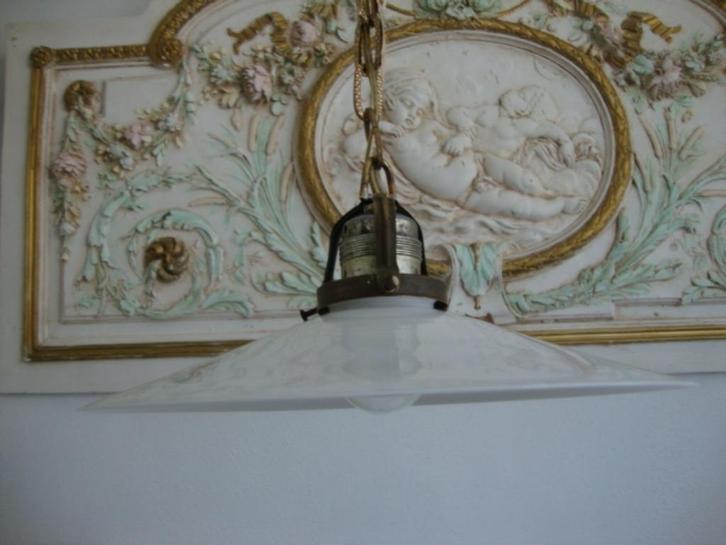 Oud Hanglampje melkglas ( opaal ) nr. 3, Huis en Inrichting, Lampen | Hanglampen, Gebruikt, Minder dan 50 cm, Glas, Metaal, Verzenden