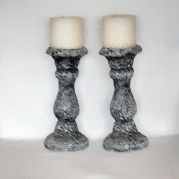 Kandelaars van beton. beschikbaar voor biedingen