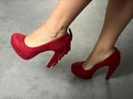 Suède rode high heel pumps met strikjes maat 39, Fashionchick, Pumps, Ophalen of Verzenden, Gedragen