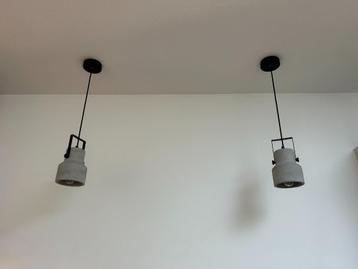 ZGAN - Leuke beton-look hanglampen beschikbaar voor biedingen
