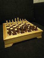 Verhoogd houten schaakbord met houten stukken, Hobby en Vrije tijd, Denksport en Puzzels, Schaken, Ophalen of Verzenden, Zo goed als nieuw