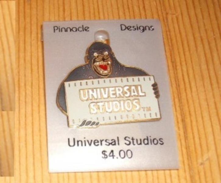 Universal studios film maatschappij Amerika pins auto, Verzamelen, Speldjes, Pins en Buttons, Zo goed als nieuw, Overige onderwerpen